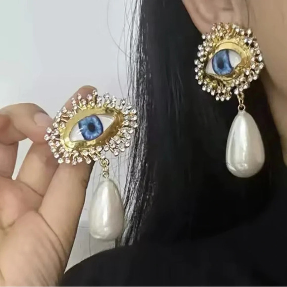 Baroque Guardian Tear Magic Eyes Crystal Pearl Earrings - Picture 4 of 6